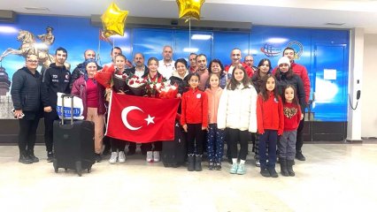 Dünya ikinci sporcularımız çiçeklerle karşılandı